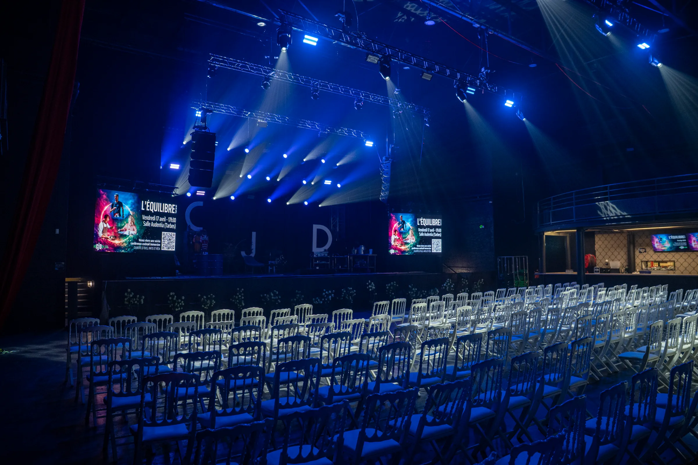 Salle de concerts Audentia — configuration spectacle avec éclairage scénique